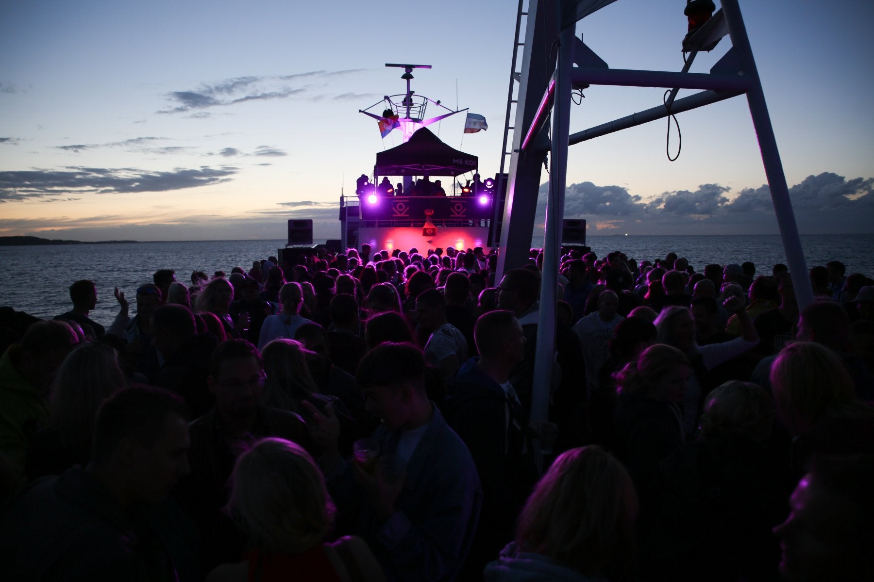 SA, 25.04. // 90iger und 2000er Mega Boat Saison Auftakt Cruise